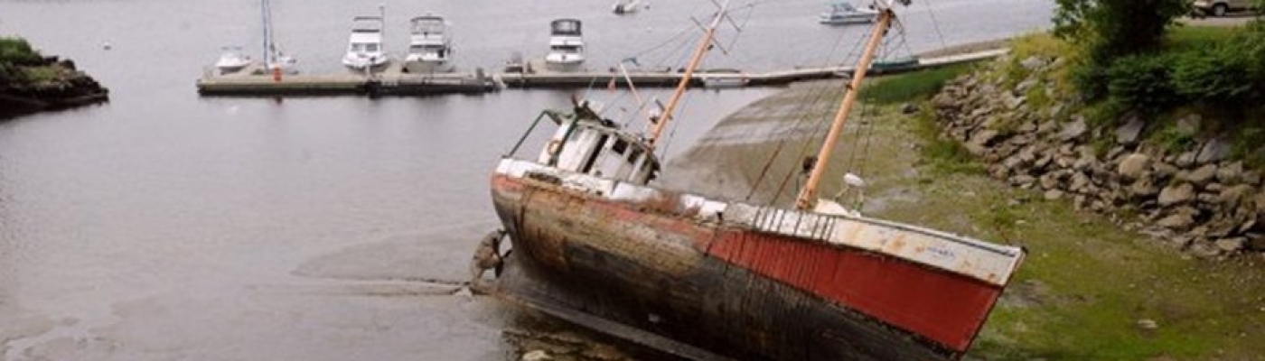 Derelict sailboat Roamer in Maine