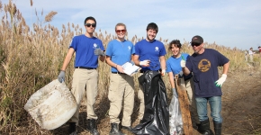 Volunteers remove debris from Jamaica Bay. Credit: ALS