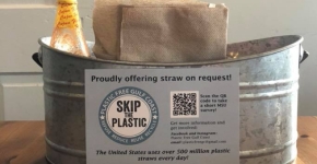 Napkin bin with sign about plastic free gulf coast. 