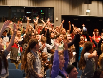 Students learn about debris at the Monterey Bay Aquarium (Photo Credit: Monterey Bay Aquarium).